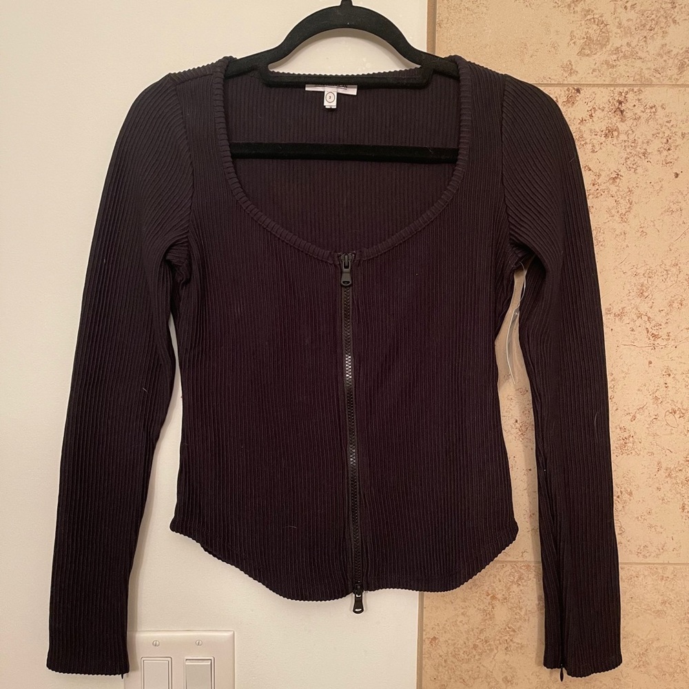 Good American DRAMATIC ZIP TEE | BLACK001